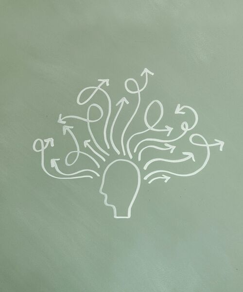 Grafische Darstellung eines Kopfes, aus dem viele Pfeile in verschiedene Richtungen zeigen – Symbol für Gedanken oder Ideenvielfalt.