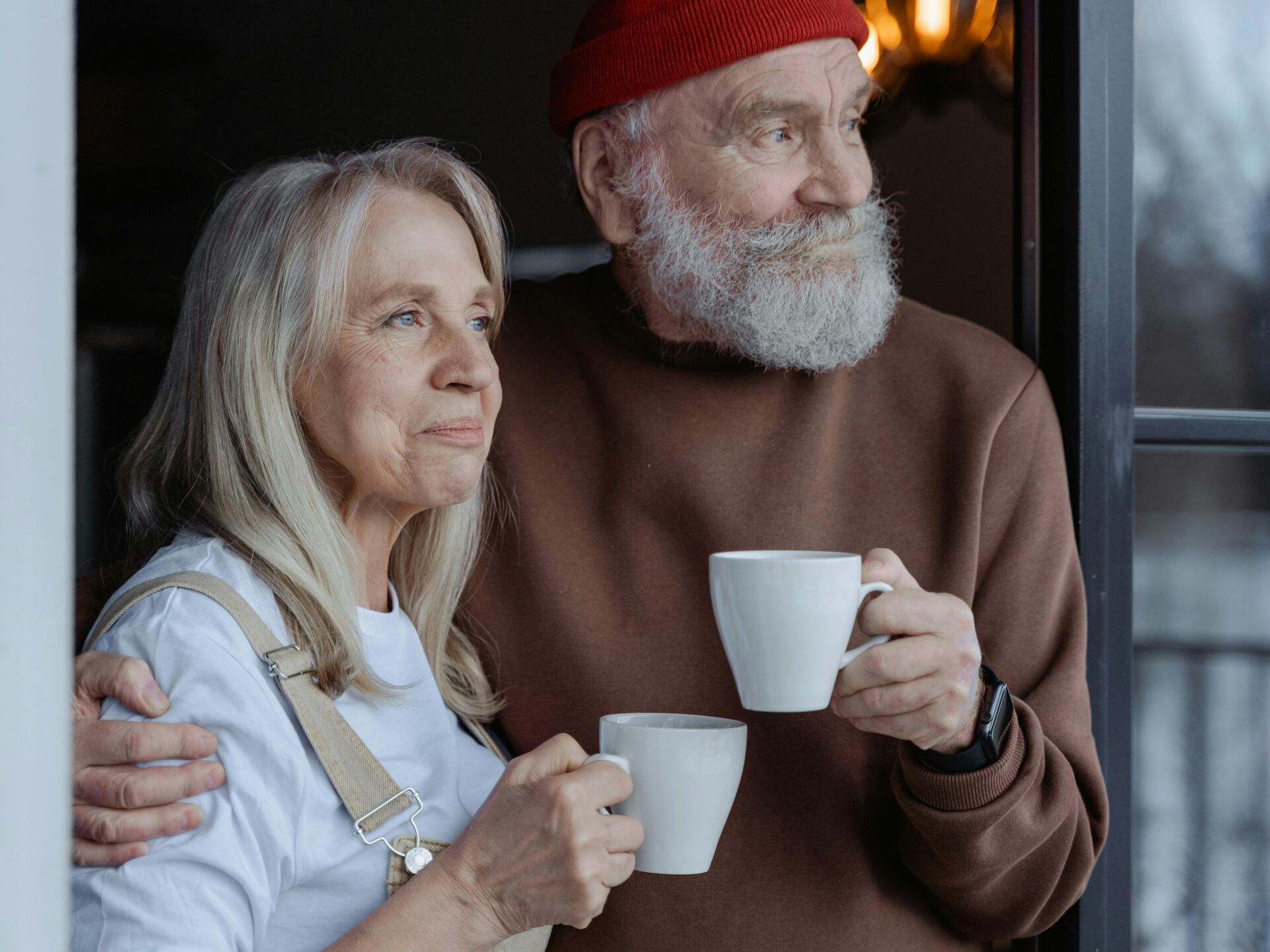 Eine Person im Labor legt mit blauer Schutzhandschuhen Reagenzgläser in einen Halter.