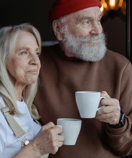 Eine Person im Labor legt mit blauer Schutzhandschuhen Reagenzgläser in einen Halter.