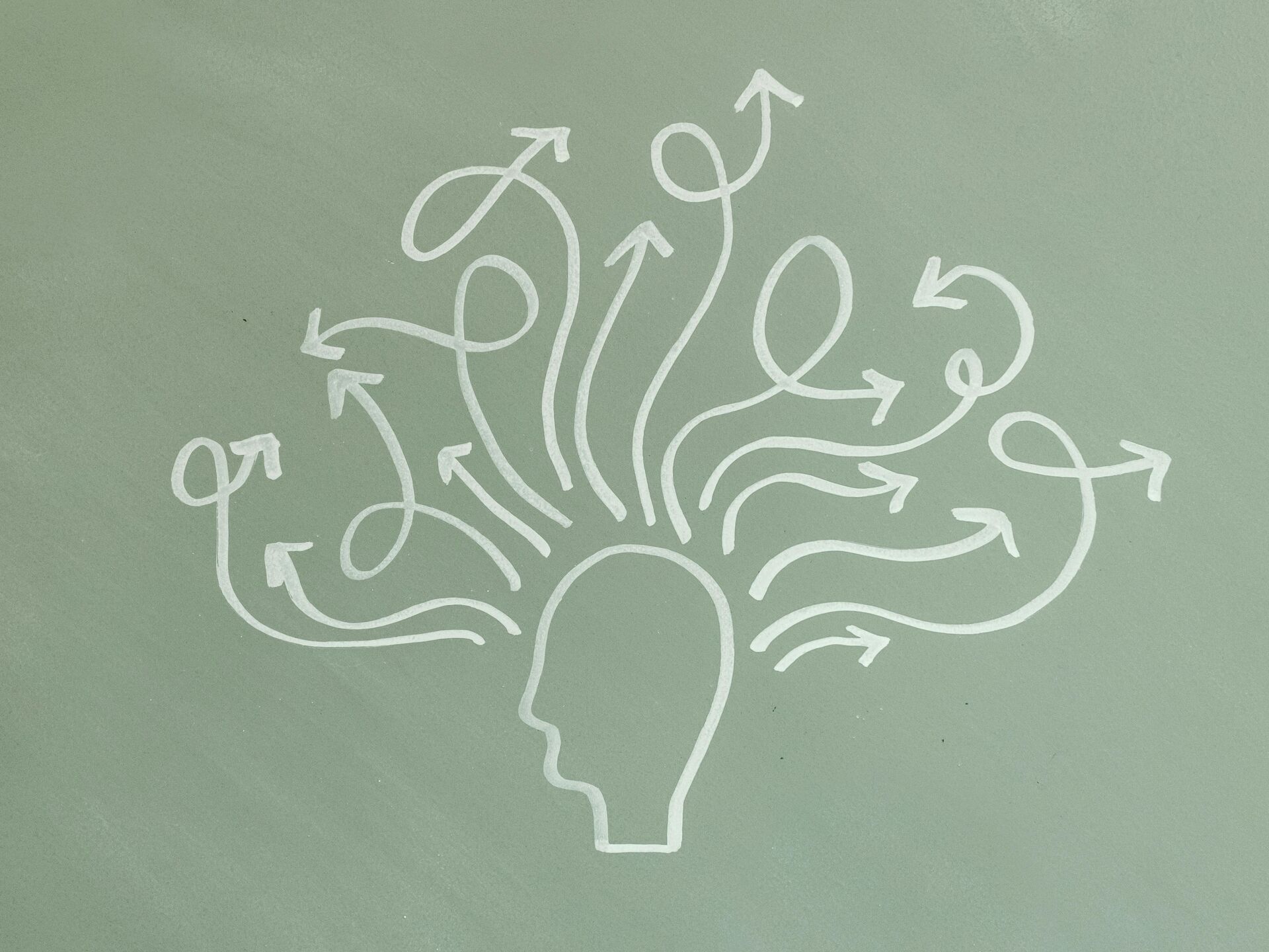 Grafische Darstellung eines Kopfes, aus dem viele Pfeile in verschiedene Richtungen zeigen – Symbol für Gedanken oder Ideenvielfalt.